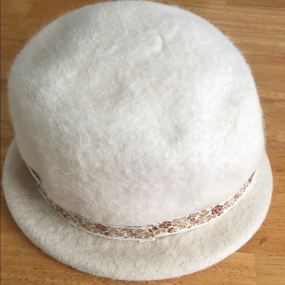 Woman’s Arrogate rare VTG 100% rabbit fur White bucket Hat with Floral band.